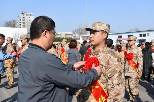 身披戎装赴军营 多地举行新兵入伍欢送仪式 身披戎装赴军营 多地举行新兵入伍欢送仪式