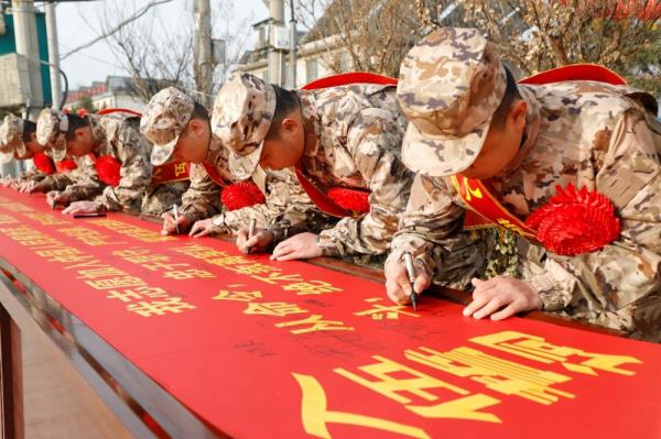 身披戎装赴军营 多地举行新兵入伍欢送仪式 身披戎装赴军营 多地举行新兵入伍欢送仪式