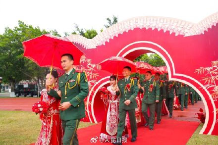 忠诚+浪漫!雪豹突击队14对新人办集体婚礼 忠诚+浪漫!雪豹突击队14对新人办集体婚礼