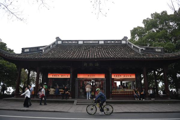 杭州：西湖水榭迎宋韵文创品牌