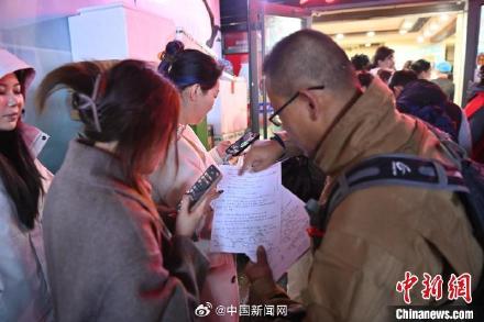 感动！天水大哥手写旅游攻略送游客