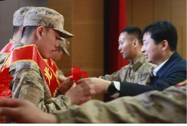 身披戎装赴军营 多地举行新兵入伍欢送仪式 身披戎装赴军营 多地举行新兵入伍欢送仪式