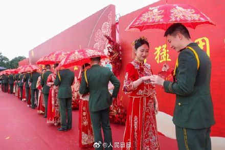 忠诚+浪漫!雪豹突击队14对新人办集体婚礼 忠诚+浪漫!雪豹突击队14对新人办集体婚礼