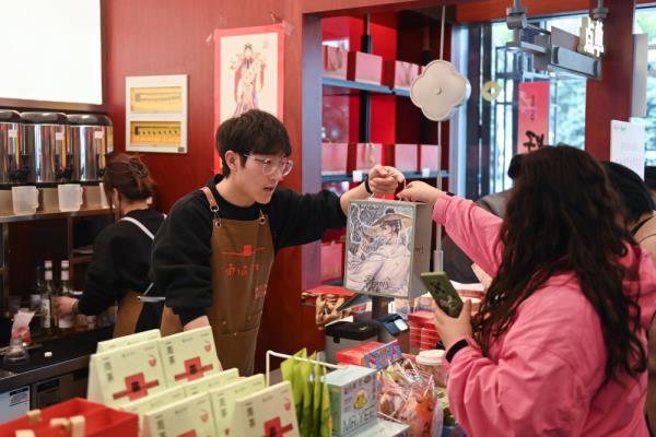 杭州：西湖水榭迎宋韵文创品牌