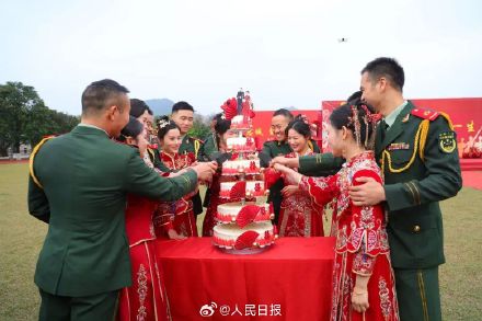忠诚+浪漫!雪豹突击队14对新人办集体婚礼 忠诚+浪漫!雪豹突击队14对新人办集体婚礼