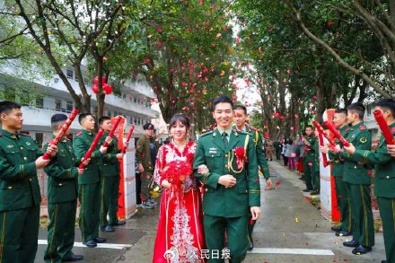 忠诚+浪漫!雪豹突击队14对新人办集体婚礼 忠诚+浪漫!雪豹突击队14对新人办集体婚礼