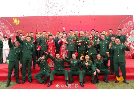 忠诚+浪漫!雪豹突击队14对新人办集体婚礼 忠诚+浪漫!雪豹突击队14对新人办集体婚礼