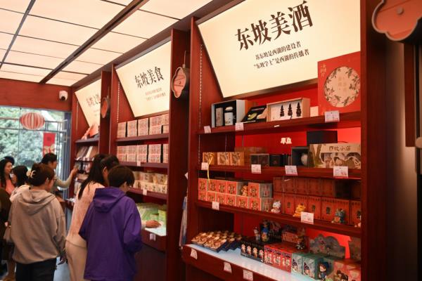 杭州：西湖水榭迎宋韵文创品牌