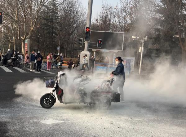 赞!路遇电动三轮车自燃 公交司机抄起灭火器冲了上去 赞!路遇电动三轮车自燃 公交司机抄起灭火器冲了上去