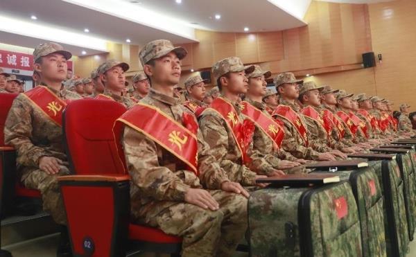 身披戎装赴军营 多地举行新兵入伍欢送仪式 身披戎装赴军营 多地举行新兵入伍欢送仪式