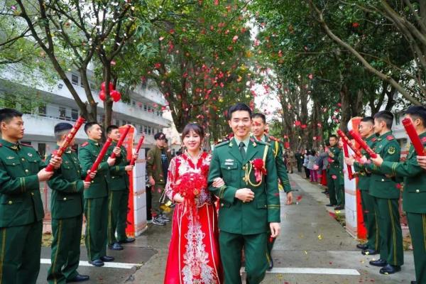 右手敬礼,左手牵你! 右手敬礼,左手牵你!