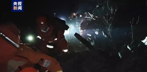 四川发生山火，“火线迅速向东北方向蔓延”