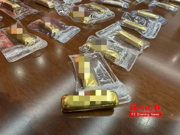 天降657万！女子莫名收到快递，竟拆到了260根金条，铺满一桌！