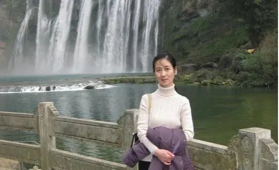 高校教授“高调”简介刷屏！曾有学生减重70斤，团队总出学霸……