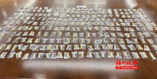 天降657万！女子莫名收到快递，竟拆到了260根金条，铺满一桌！