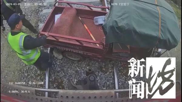 惊险瞬间!三轮车被卡铁路道口,火车急驶而来…就差30厘米! 惊险瞬间!三轮车被卡铁路道口,火车急驶而来…就差30厘米!