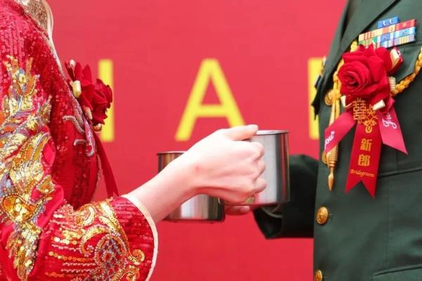 右手敬礼,左手牵你! 右手敬礼,左手牵你!