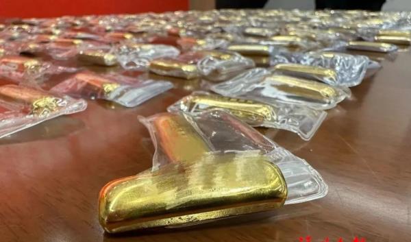 天降657万！女子莫名收到快递，竟拆到了260根金条，铺满一桌！