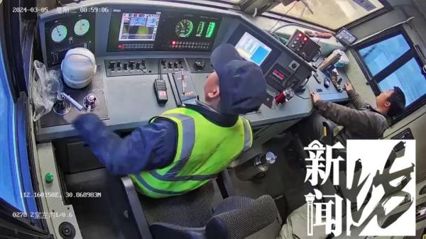 惊险瞬间!三轮车被卡铁路道口,火车急驶而来…就差30厘米! 惊险瞬间!三轮车被卡铁路道口,火车急驶而来…就差30厘米!