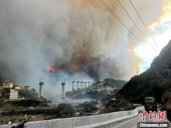 700余人扑救、7架直升机增援，四川雅江火灾最新情况→