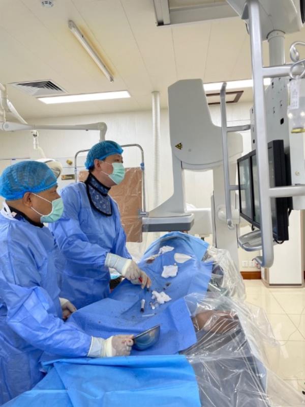 老挝首例TACE手术成功