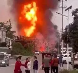 危险!两辆危险品运输车高速相撞,有爆炸风险 危险!两辆危险品运输车高速相撞,有爆炸风险