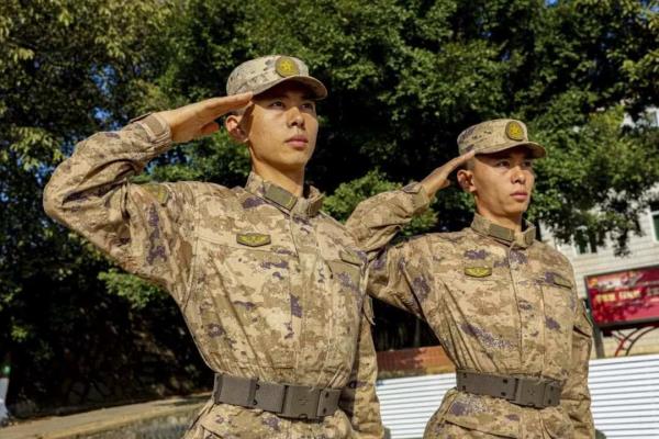 复制粘贴般优秀！双胞胎兄弟参军入伍
