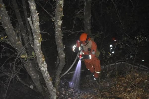 凌晨雅江山火现场，记者跟随消防员感受灭火之艰辛