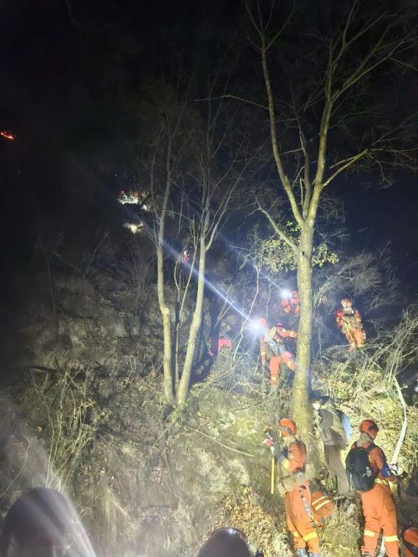 凌晨雅江山火现场，记者跟随消防员感受灭火之艰辛