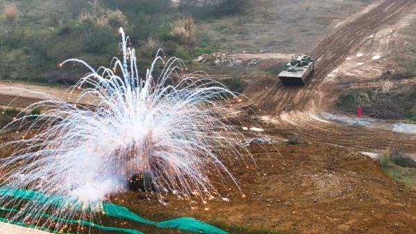 陆军第73集团军某旅组织跨昼夜实弹射击考核