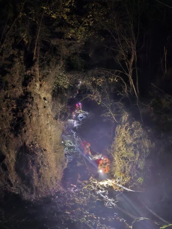 凌晨雅江山火现场，记者跟随消防员感受灭火之艰辛