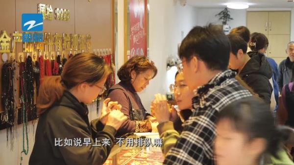 金价下跌，现在能放“购物车”了吗？为了省钱，年轻人开始扎堆去这里…