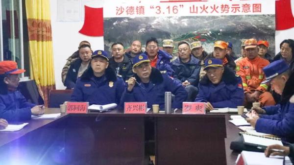 云南森林消防总队750名指战员抵达四川康定火场灭火 云南森林消防总队750名指战员抵达四川康定火场灭火