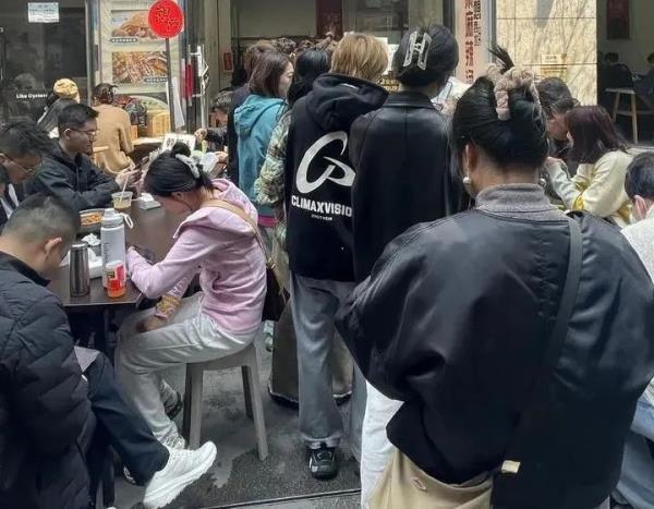 排队3小时！老板累进医院？这麻辣烫，到底啥味儿啊