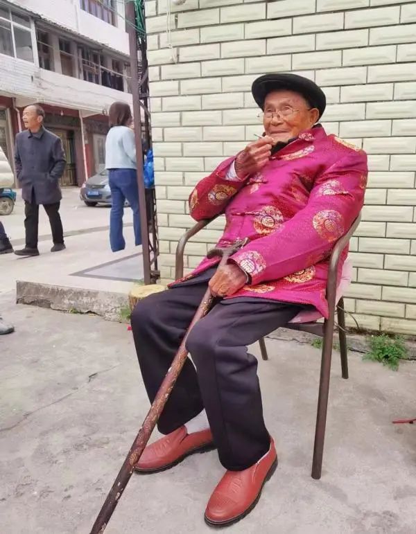 浙江最长寿老人过111岁生日:没有养生秘诀 浙江最长寿老人过111岁生日:没有养生秘诀