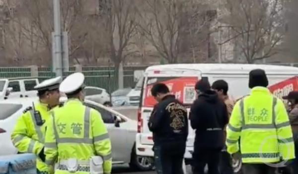 交警被路人同款反光外套逗笑，律师：如造成公众混淆可处罚