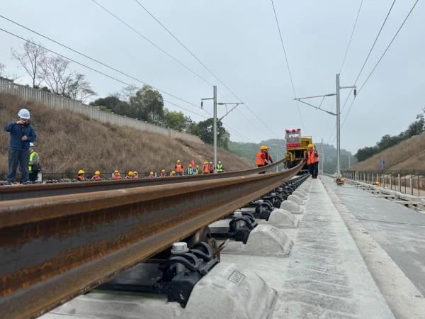 时速350公里！梅龙高铁全线开始铺轨