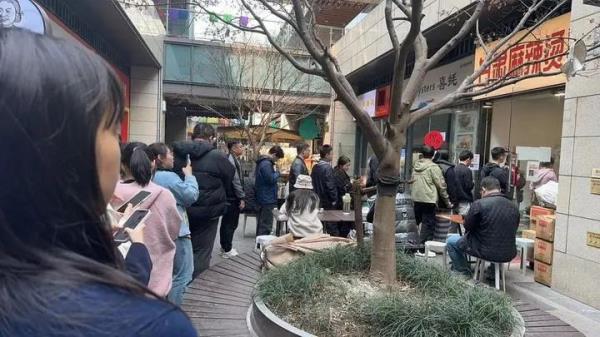 排队3小时！老板累进医院？这麻辣烫，到底啥味儿啊