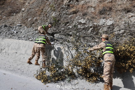 四川雅江突发山火 子弟兵紧急救援