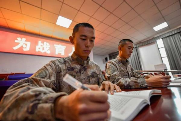 复制粘贴般优秀！双胞胎兄弟参军入伍