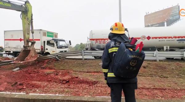 危险!两辆危险品运输车高速相撞,有爆炸风险 危险!两辆危险品运输车高速相撞,有爆炸风险