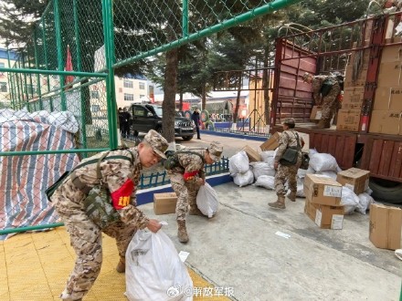 四川雅江突发山火 子弟兵紧急救援