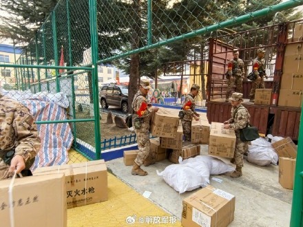 四川雅江突发山火 子弟兵紧急救援
