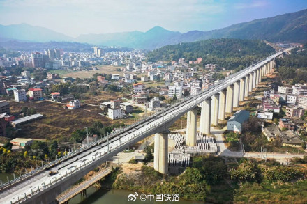 梅龙高铁进入铺轨阶段 梅龙高铁进入铺轨阶段