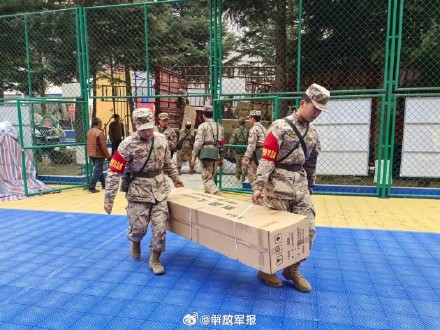 四川雅江突发山火 子弟兵紧急救援