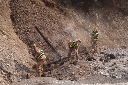 四川雅江突发山火 子弟兵紧急救援