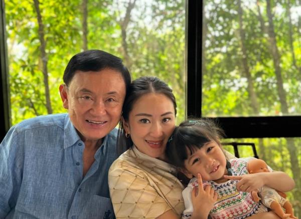 泰国前总理他信17年来首次访家乡清迈:戴颈托喝奶茶 女儿发近照 泰国前总理他信17年来首次访家乡清迈:戴颈托喝奶茶 女儿发近照