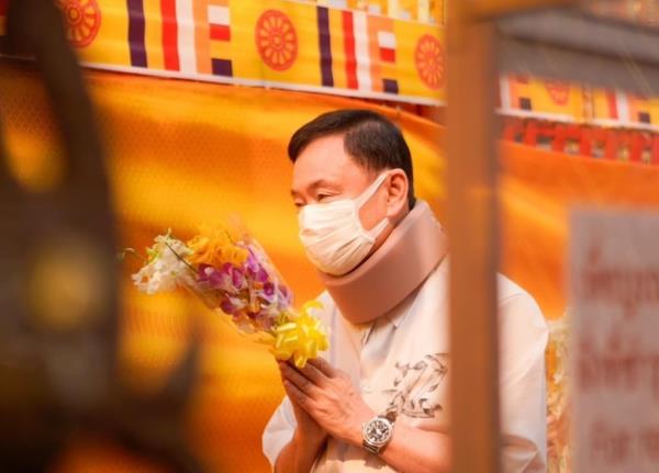 泰国前总理他信17年来首次访家乡清迈:戴颈托喝奶茶 女儿发近照 泰国前总理他信17年来首次访家乡清迈:戴颈托喝奶茶 女儿发近照