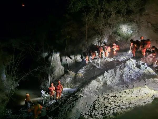 凌晨雅江山火现场，记者跟随消防员感受灭火之艰辛