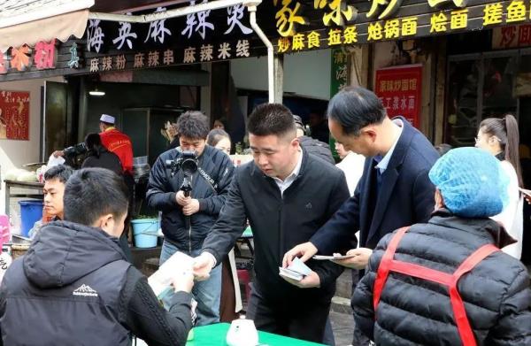 “泼天的富贵”轮到西北了！麻辣烫店员忙出“痛苦面具”